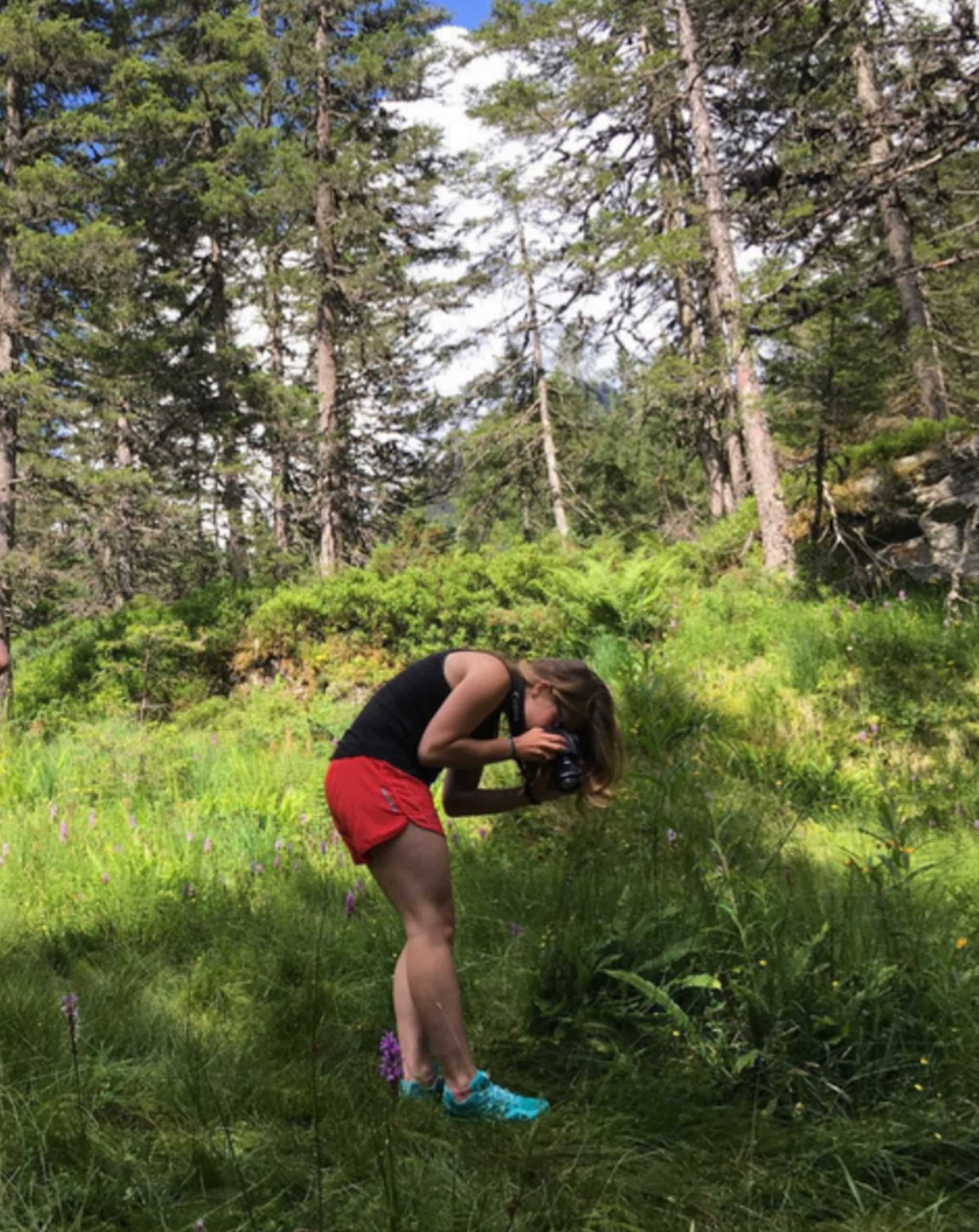 enfant prenant en photo le sol dans une forêt