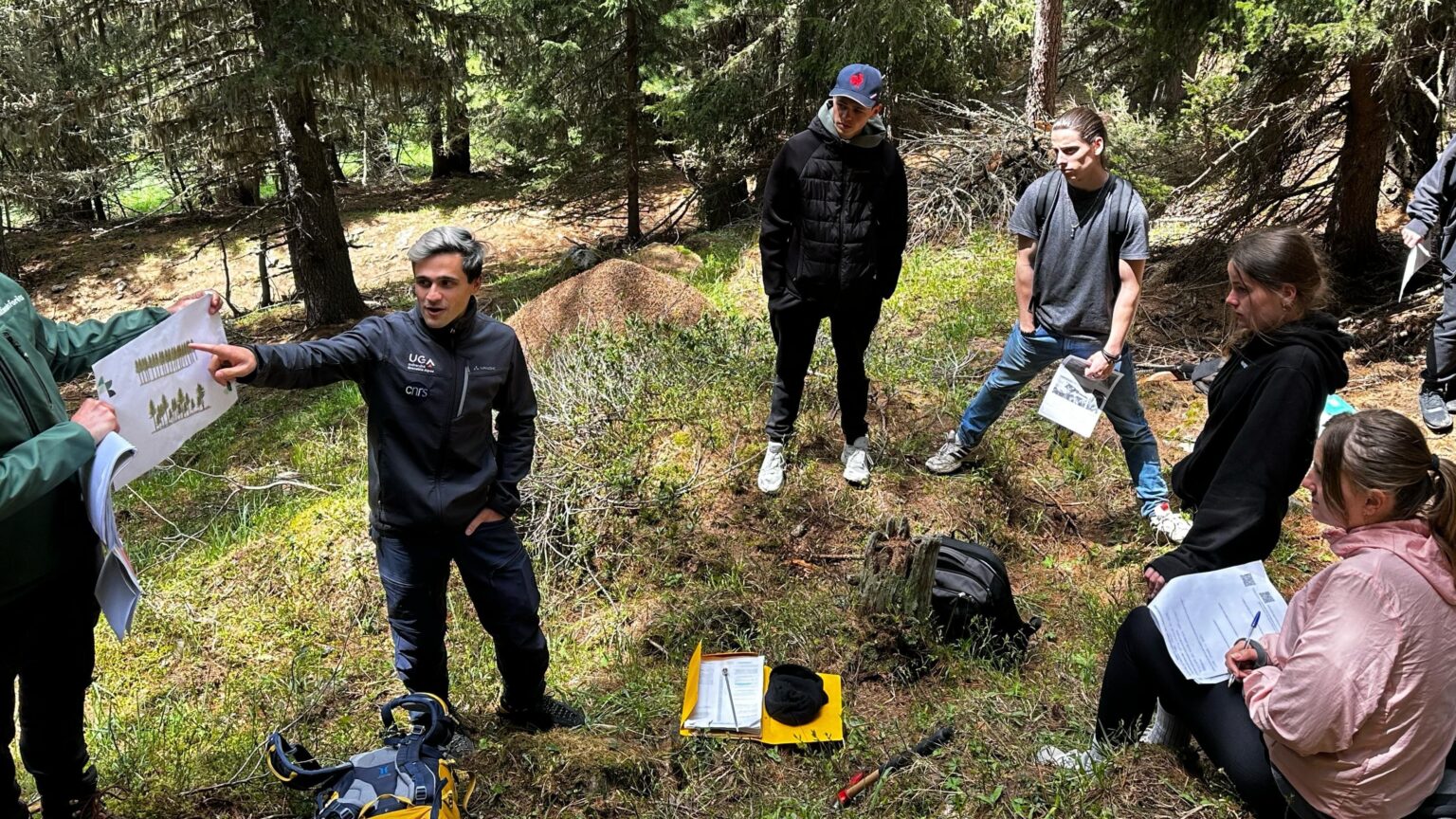 Un chercheur dans la forêt de l’Orgère avec des lycéens